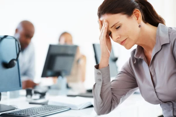 stress am arbeitsplatz kopfschmerzen rechner