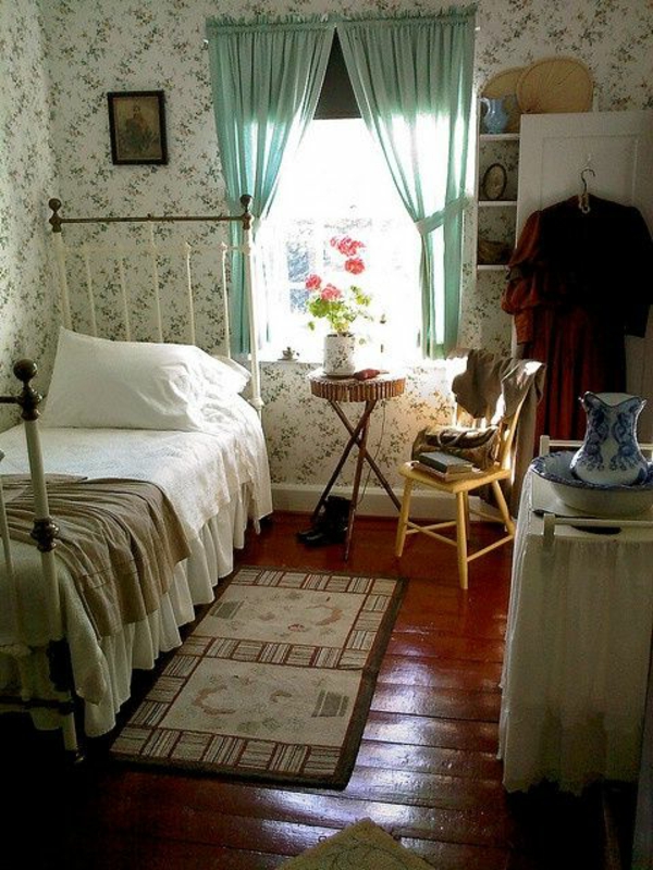 tapeten muster schlafzimmer beistelltisch grüne gardinen