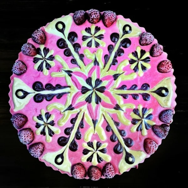 veganer kuchen mandala symmetrie blumen frische erdbeeren