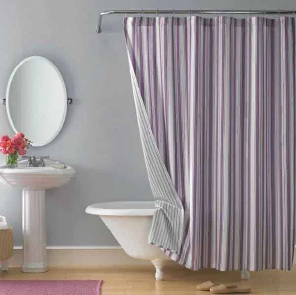 vorhang badezimmer streifen lila badteppich