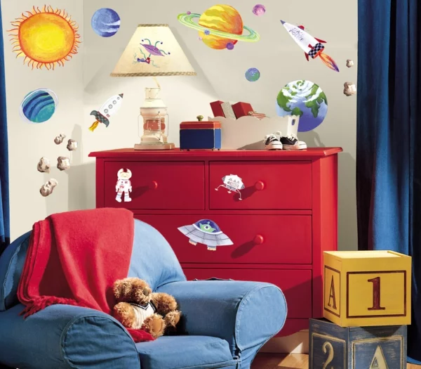 wandtattoos kinderzimmer rote kommode blaues sofa
