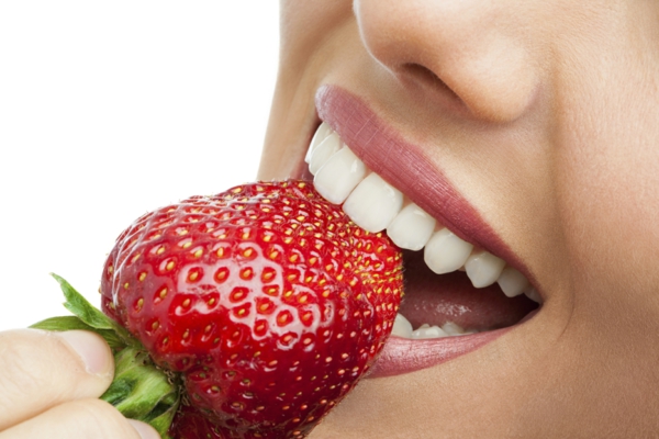 weißere zähne bekommen frisches obst erdbeeren
