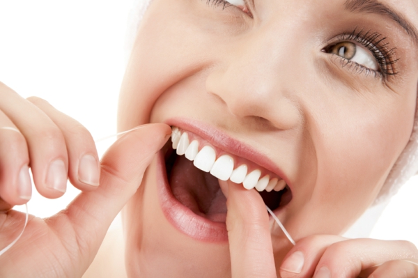 weißere zähne bekommen zahnseide benutzen