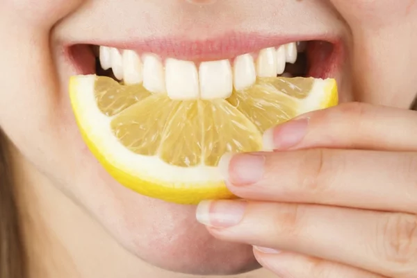 weißere zähne bekommen zitronen essen schalen