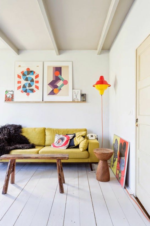 wohnzimmer gelbes sofa rustikaler tisch