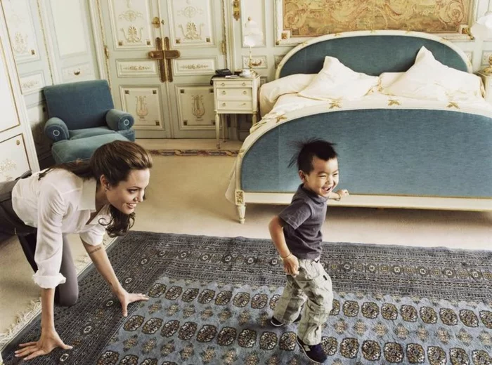 Angelina Jolie Kinder Maddox Jolie Pitt am spielen