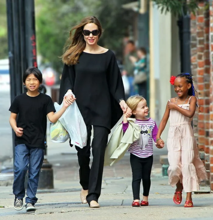 Angelina Jolie Kinder unterwegs sohn Pax Thien links