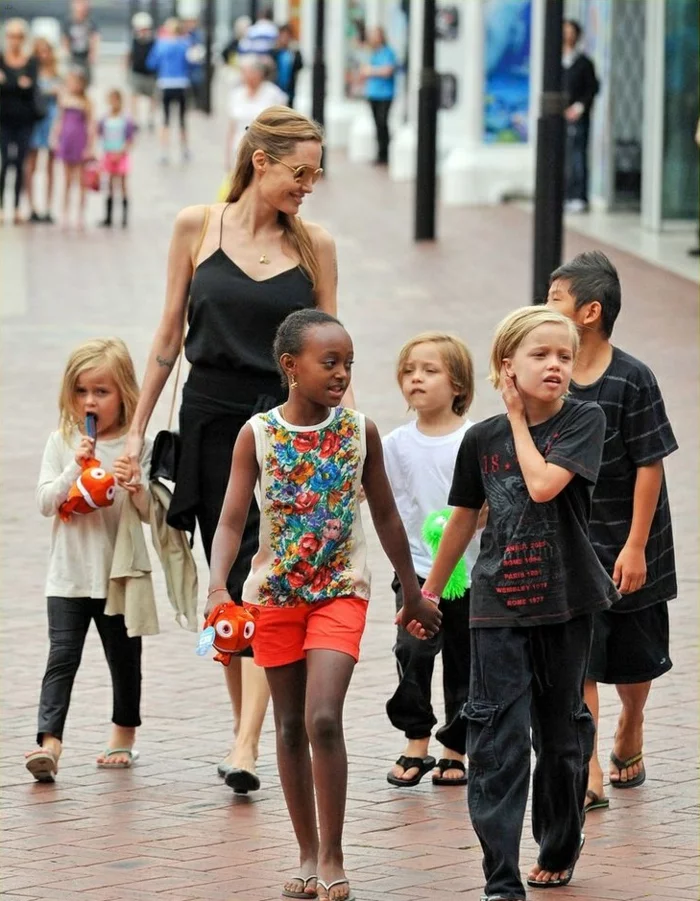 Angelina Jolie Kinder unterwegs
