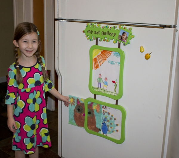 DIY Deko Kinderzeichnungen an der kühlschranktür