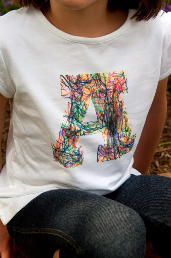 DIY Deko mit Kinderzeichnungen textil druck t-shirt