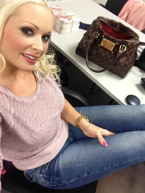 Daniela Katzenberger selfie rosa bluse