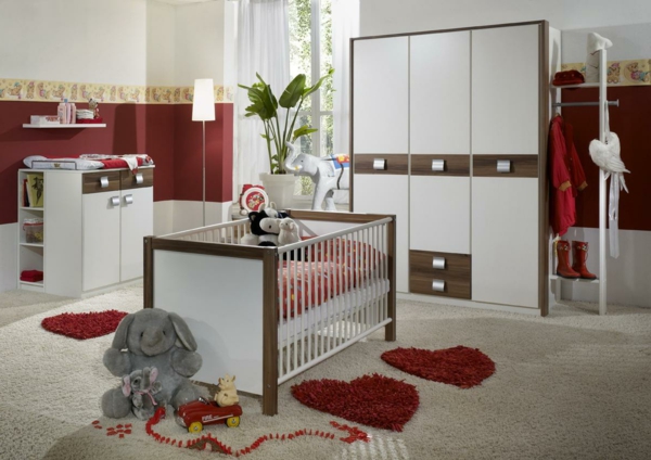 babyzimmer gestalten gitterbett rote matten herz