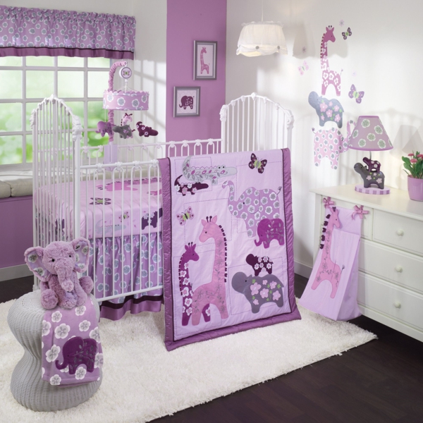 babyzimmer gestalten lilanuancen weißer teppich