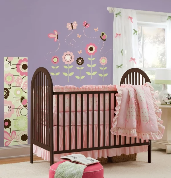 babyzimmer gestalten tolle wanddeko lila wandfarbe wandsticker