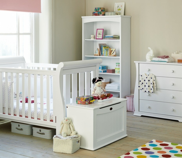 babyzimmer gestalten weißes mobiliar teppich farbige punkte holzboden