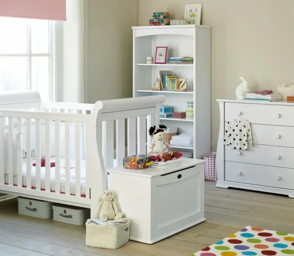 babyzimmer gestalten weißes mobiliar teppich farbige punkte holzboden