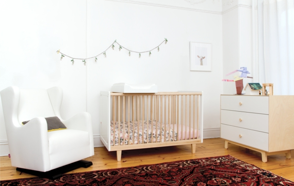 babyzimmer gestaltung farbiger teppich weißer sessel kommode