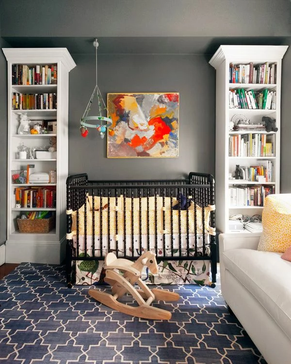 babyzimmer teppich muster figuren dunkles design hellgraue wandfarbe