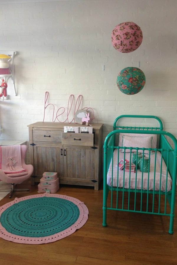 babyzimmer teppich rundes frisches design grünes gitterbett ziegelwand
