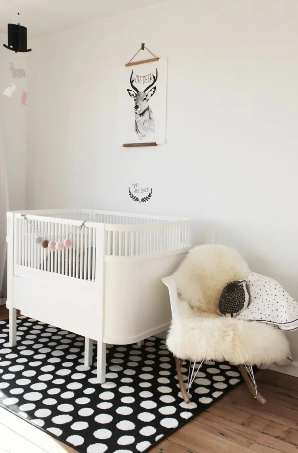 babyzimmer teppich schwarz weiße punkte weißes gitterbett