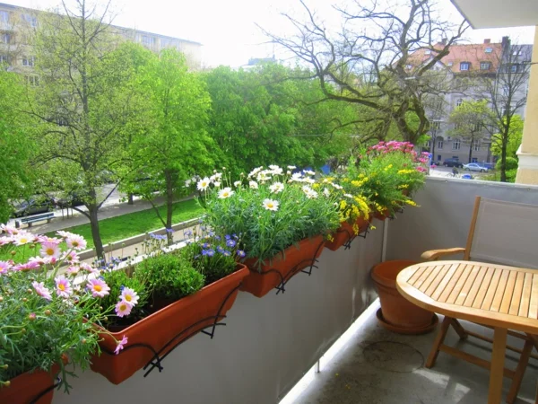 balkonbepflanzung balkon gestalten pflanzen funktionelle blumentöpfe
