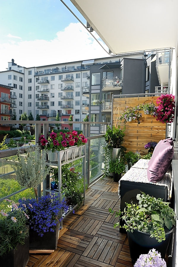 balkonbepflanzung ideen stilvolle gestaltung holzfliesen