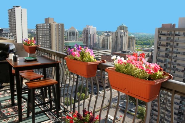 balkonbepflanzung balkonmöbel am balkongeländer befestigte blumentöpfe