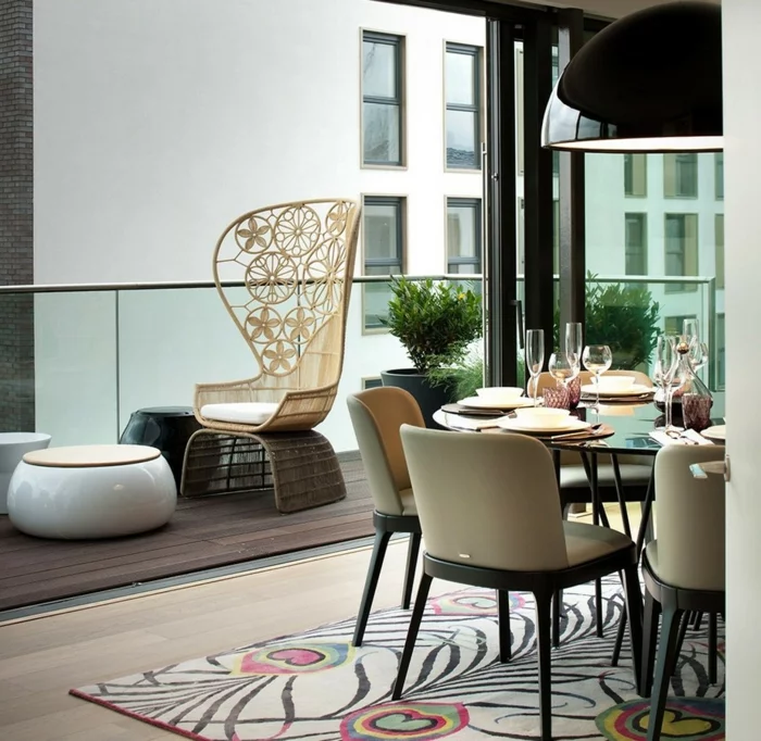  balkongestaltung elegante außenmöbel schöner teppich