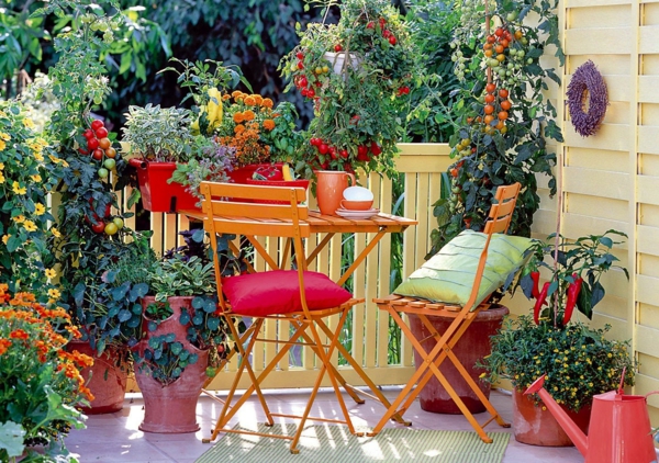 balkongestaltung farbige pflanzen klappbare stühle