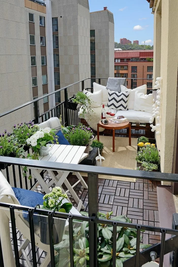 balkongestaltung ideen holzfliesen pflanzen balkonmöbel