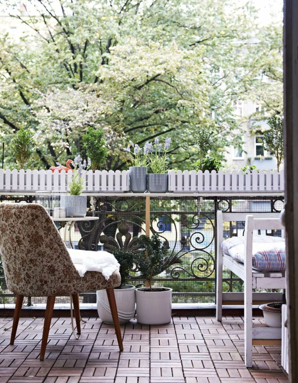 balkongestaltung ideen kleiner balkon pflanzen bodebfliesen
