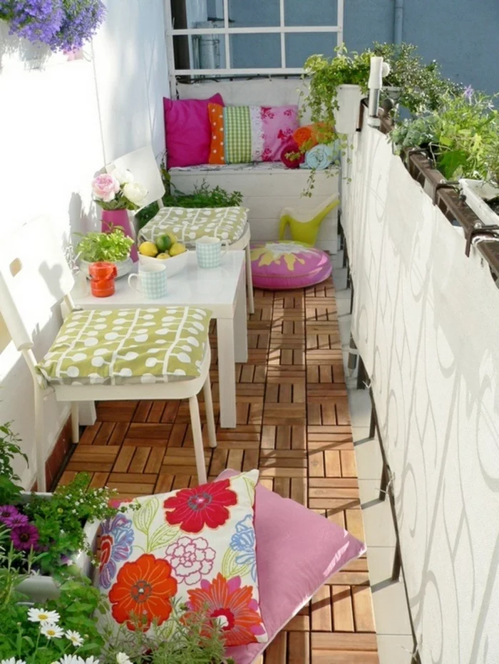balkongestaltung ideen pflanzen farbige dekokissen