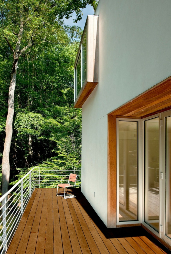 balkongestaltung minimalistisch stuhl weißes geländer