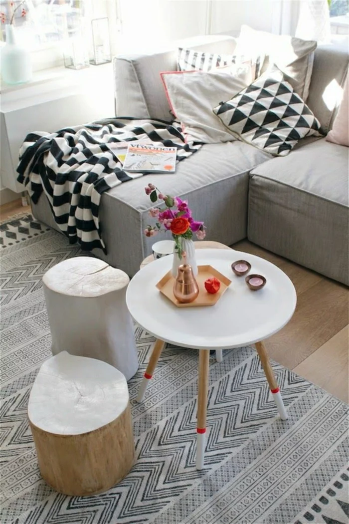 einrichtung wohnzimmer skandinavische möbel couchtisch rund teppichmuster sofa