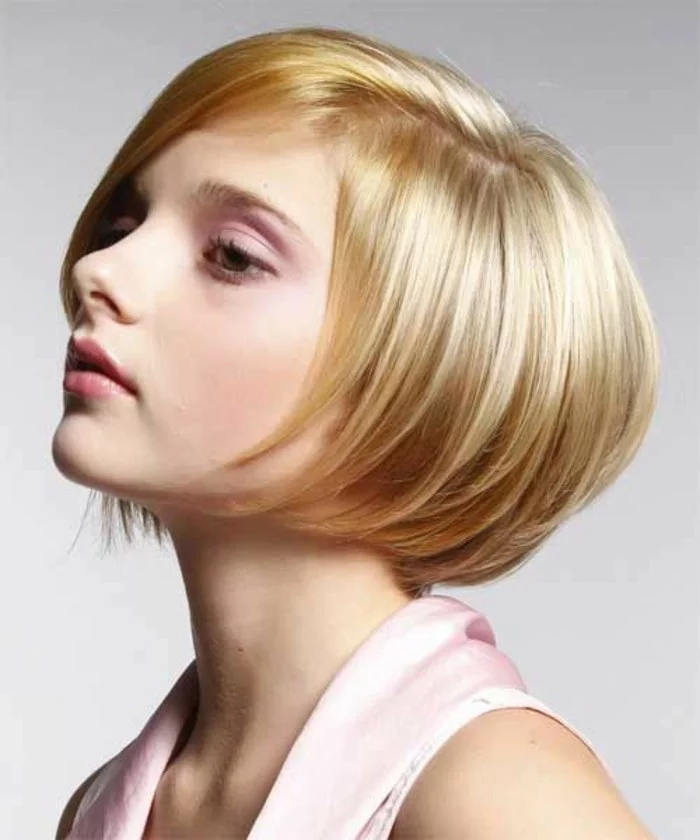 aktuelle Frisurentrends 2023 für kurzes Haar trendige Bob Frisur junge Frau mit goldenesglattes Haar 