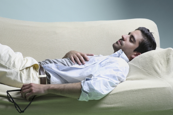 gesunder schlaf sich erholen sofa mann