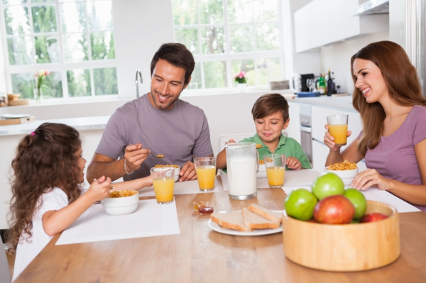 gesunde frühstücksideen familienfrühstück müsli säfte milch