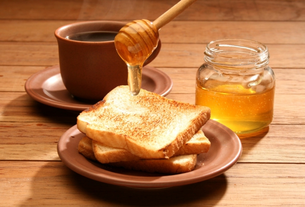 gesunde frühstücksideen getoastetes brot honig tee