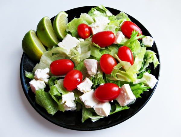 gesunde frühstücksideen grüner salat tomaten limette feta