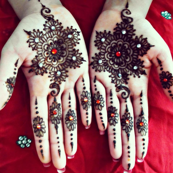henna muster finger hände schneekristalle glitzersteine
