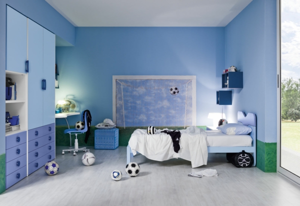 jungenzimmer gestalten blaue wadfarbe fußball