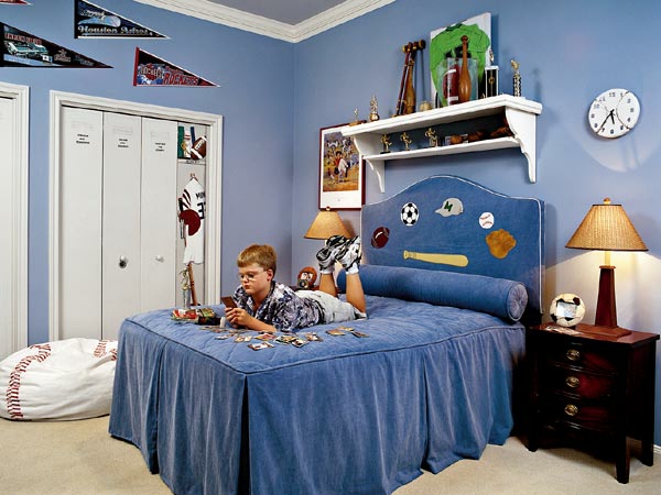 jungenzimmer gestalten schönes bettkopfteil blaue wandfarbe wanduhr