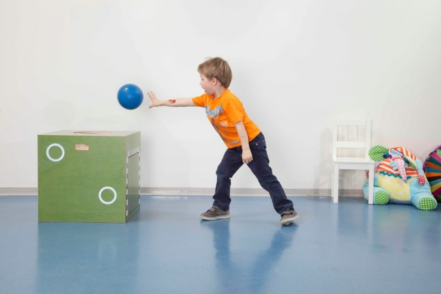 kinderspielsachen talentkiste kinderspielzeug holz mit bal spielen