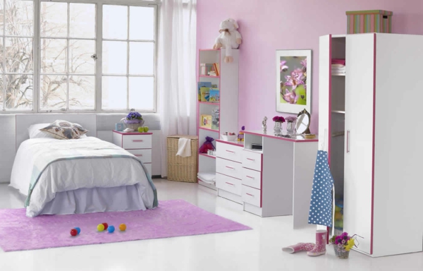 kinderzimmer gestalten mädchenzimmer lila teppich weiße möbel