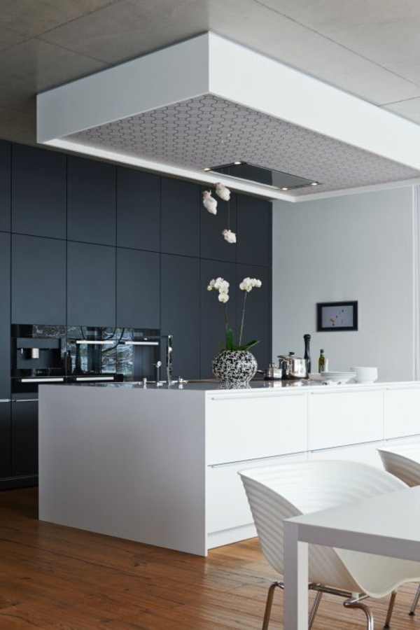 küchenideen weiße kücheninsel graue wandfarbe schöne deko