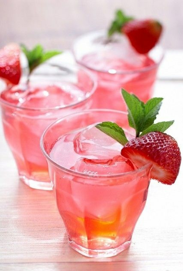 leichtes essen im sommer erfrischende getränke obst erdbeeren