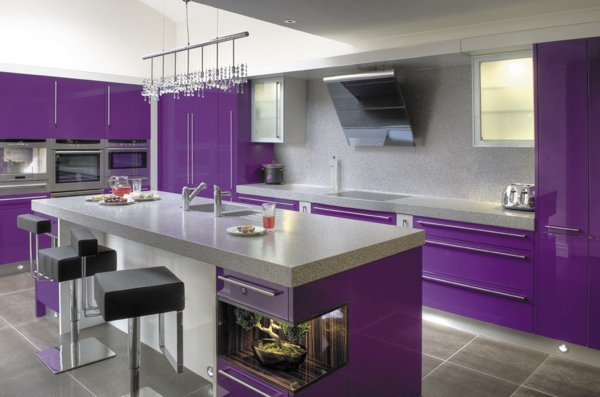 moderne küchen stilvolles design lila grau toller leuchter