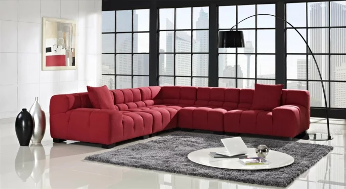 rote sofas l form hellgrauer teppich deko vasen