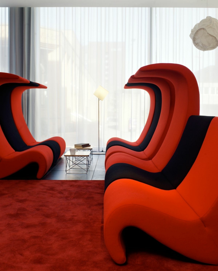 rote sofas wohnzimmer ausgefallene möbel rot schwarz roter teppich
