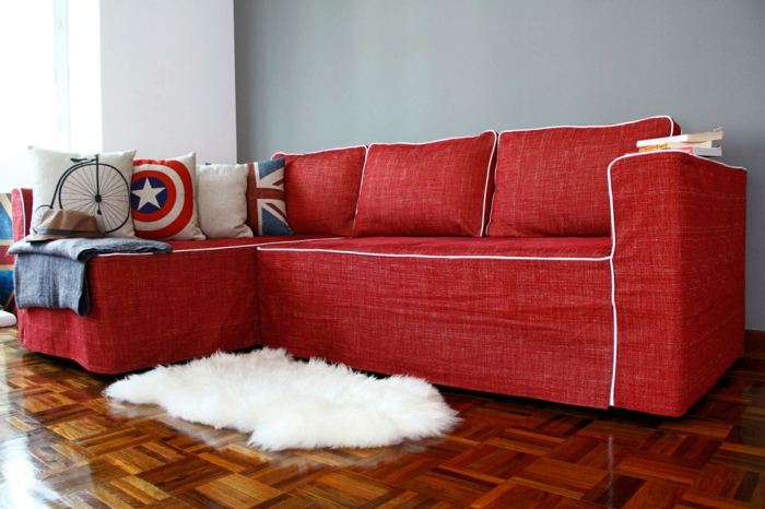 rote sofas wohnzimmer einrichten weißer teppich dekokissen